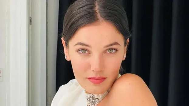 Pınar Deniz'den Transparan Büstiyerli Paylaşım