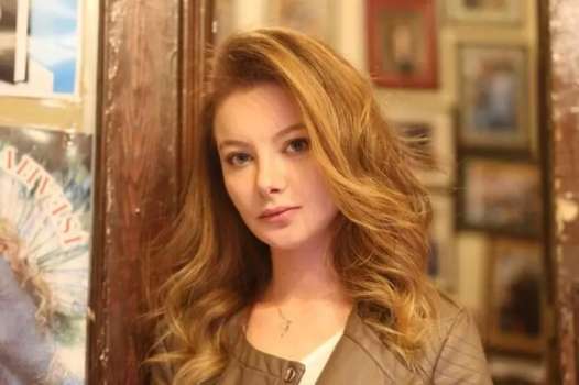 Sedef Şahin Göğüs Dekolteli Pozuyla Göz Kamaştırdı