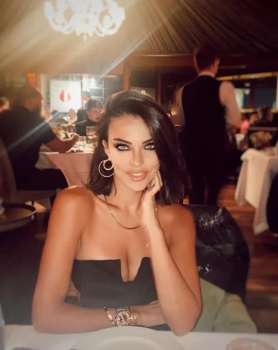 Tuvana Türkay Göğüs Dekolteli Poz Verdi