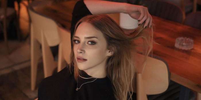 Ünlü Oyuncu Hayal Köseoğlu Göz Yaşlarını Tutamadı