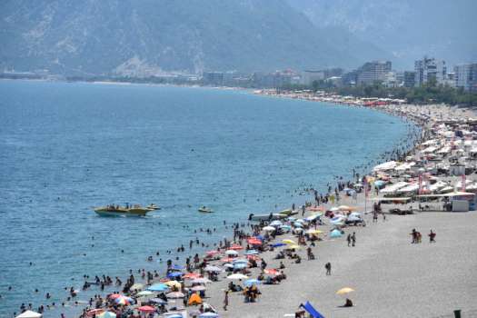 Antalya/Konyaaltı Sahiline Gelen Turist Kadın: ‘’Hindistan Gibi’’