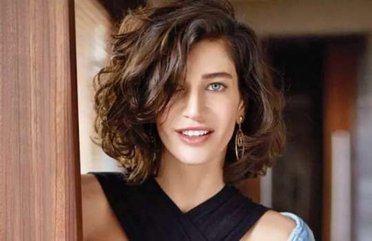 Berrak Tüzünataç'tan Derin Yırtmaçlı Paylaşım