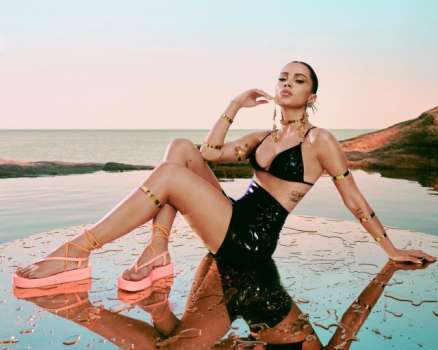 Brezilya'lı Ünlü Şarkıcı Anitta Sahilde Dans Etti