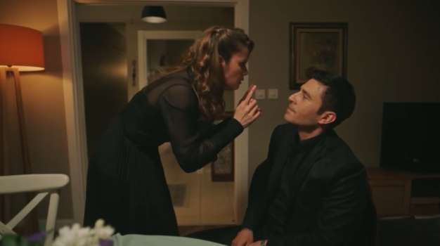 Camdaki Kız'ın Aldatma Sahnesine Oyunculuk Performansları Damgasını Vurdu