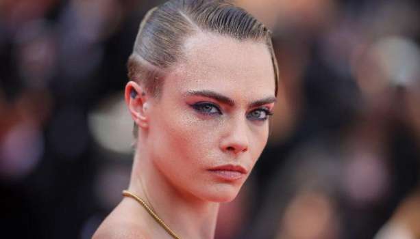 Cara Delevingne Sütyensiz Tarzıyla Olay Yarattı!