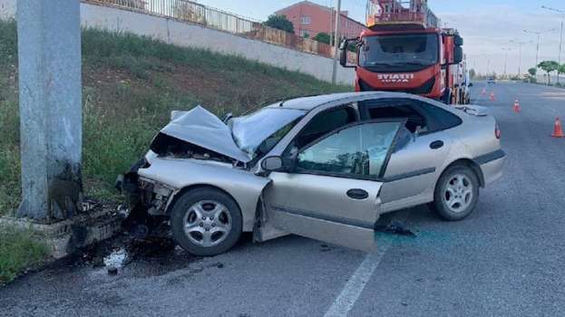 Direksiyon Hakimiyetini Kaybeden Sürücü Direğe Çarptı; 1 Ölü