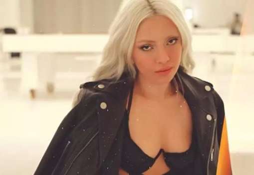 Ece Seçkin Tanga Bikiniyle Poz Vererek Gündem Oldu