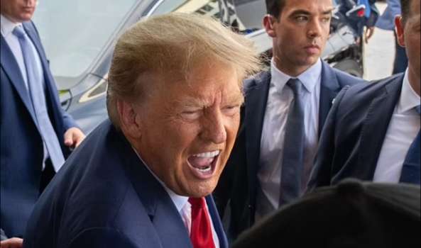 Eski ABD Başkanı Trump Restorandaki Herkese Yemek Ismarladı