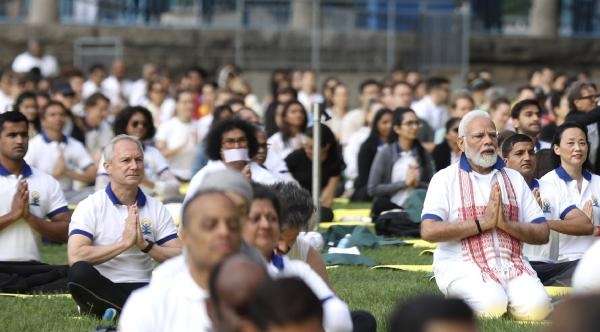 Hindistan Başbakanı Modi, New York’ta Binlerce Kişiyle Yoga Yaptı