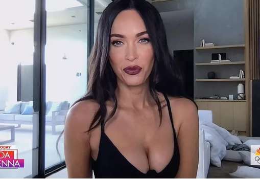 Megan Fox Göğüslerini Büyüttü Ve Küçücük İç Çamaşırıyla Poz Verdi!
