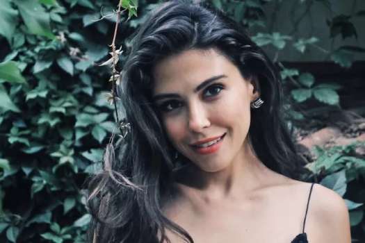 Oyuncu Dilara Aksoy Sütyensiz Dekolteli Poz Verdi