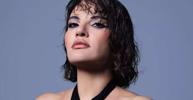 Şarkıcı Göksel'in Göğüs Dekolteli Pozları Nefes Kesti