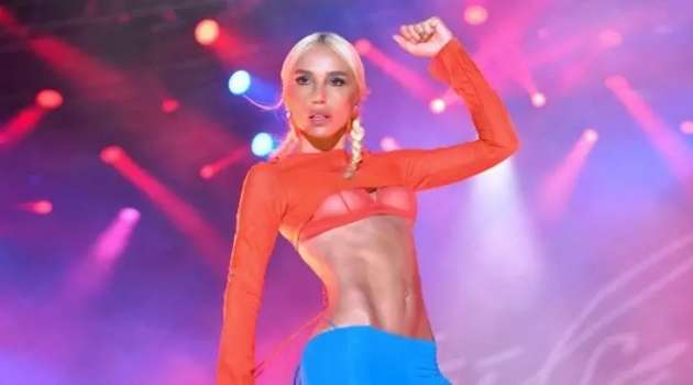 Şarkıcı Gülşen Sahne Kıyafetiyle Gündem Oldu