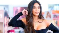 Ünlü Model Kim Kardashian İçine Hiç Bir Şey Giymedi