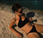 Ünlü Oyuncu Yüsra Geyik Bikinili Pozlarını Paylaştı