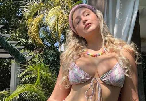 Ünlü Model Iskra Lawrence Kameralar Karşısında Tanga Mayo Giydi