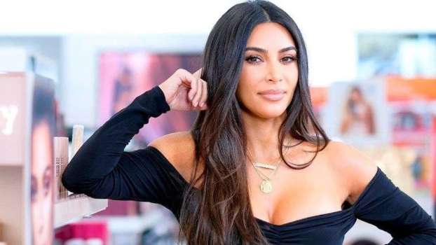Ünlü Model Kim Kardashian İçine Hiç Bir Şey Giymedi