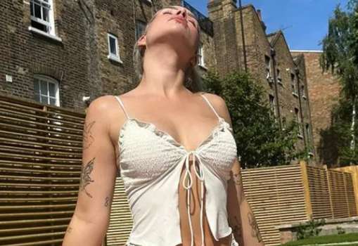 Ünlü Model Lottie Moss Metroda Bikinisiyle oturdu