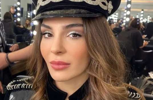 Ünlü Oyuncu Ebru Şahin Transpara Giyip Poz Verdi