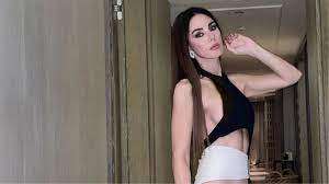 Ünlü Sunucu Defne Samyeli'den Kasık Dekolteli Pozlar