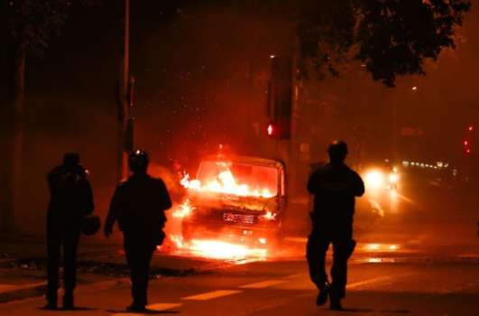 Fransa’da Göstericiler Silah Mağazasını Yağmaladı