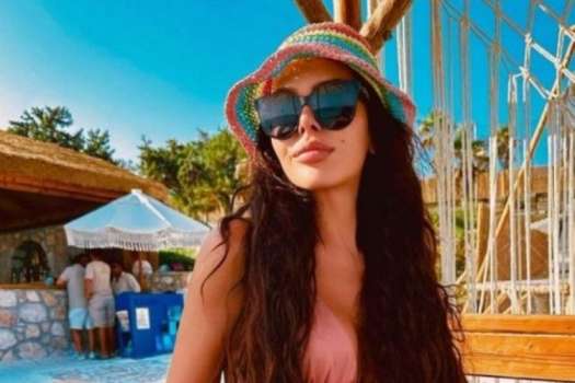 Selin Ciğerci Mini Bikini Altıyla Pozlarını Paylaştı