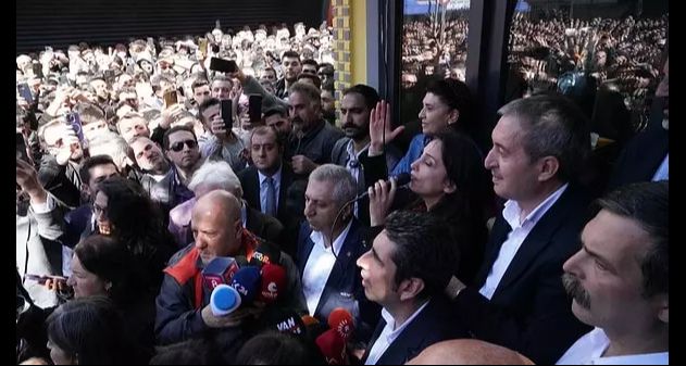 Yüksek Seçim Kurulu (YSK) Van' Büyükşehir Belediye Başkanı Seçilen Abdullah Zeydan'a Mazbatayı Verdi!