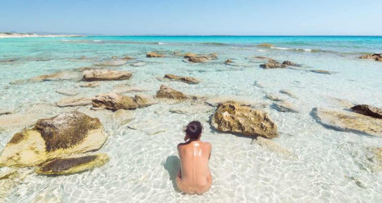 Rostock’ta Çıplaklar Plajında Mayo Yasağı: "Ya Soyunun ya Ayrılın!"