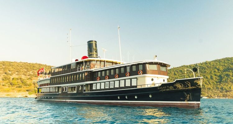 Caroline Koç’un Halas 71 Yatında Tatilin Bedeli Dudak Uçuklatıyor