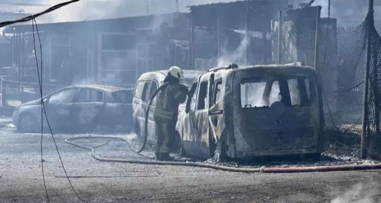 İkitelli Organize Sanayi'de Kimya Deposu Yangını: Patlamalar ve Alevler Paniğe Neden Oldu