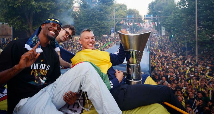 Fenerbahçe'den Tarihi Kutlama! Bağdat Caddesi'nde Sarı-Lacivert Coşku