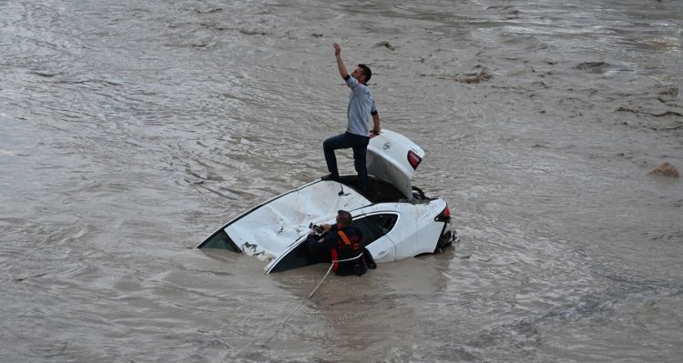 Osmaniye'de Sel Felaketi: 8 Araç Sulara Kapıldı, Evler Zarar Gördü