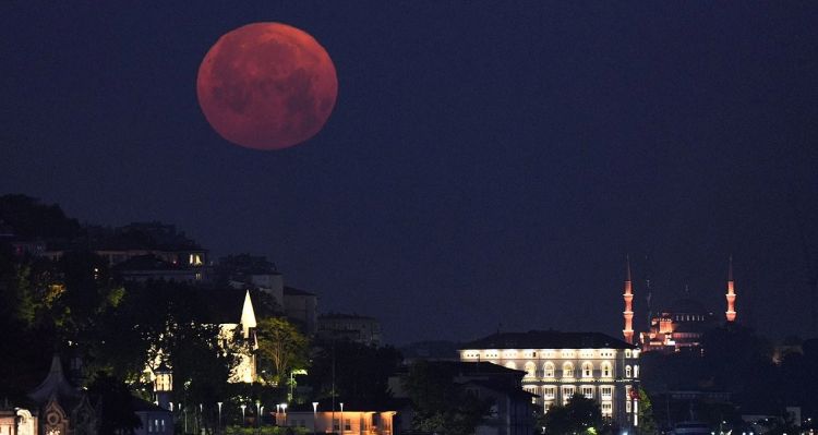 Çilek Dolunayı İstanbul’da 18 Yıl Sonra Görüldü | Eşsiz Gökyüzü Manzarası