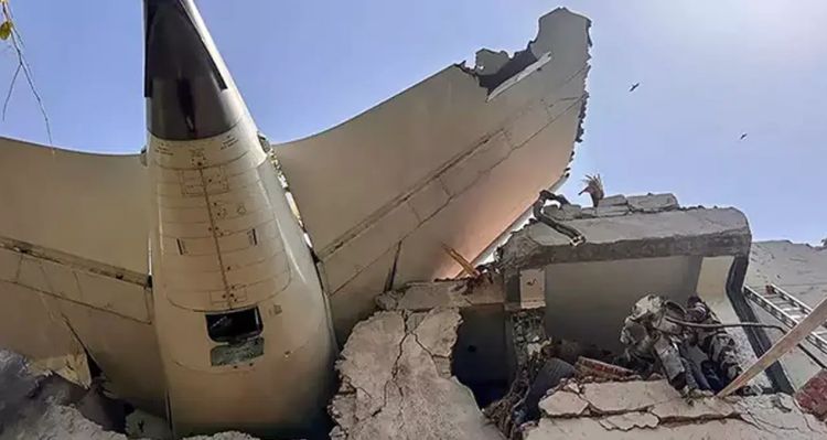 Hindistan’da Uçak Kazası: 242 Yolcudan Sadece 2’si Hayatta Kaldı