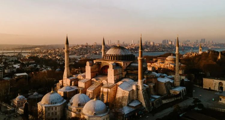 Ayasofya Camii’nde Yangın: Şüpheli Her Yerde Aranıyor