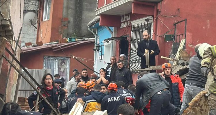 Fatih'te İki Bina Birden Çöktü! 5 Kişiden 3'ü Kurtarıldı