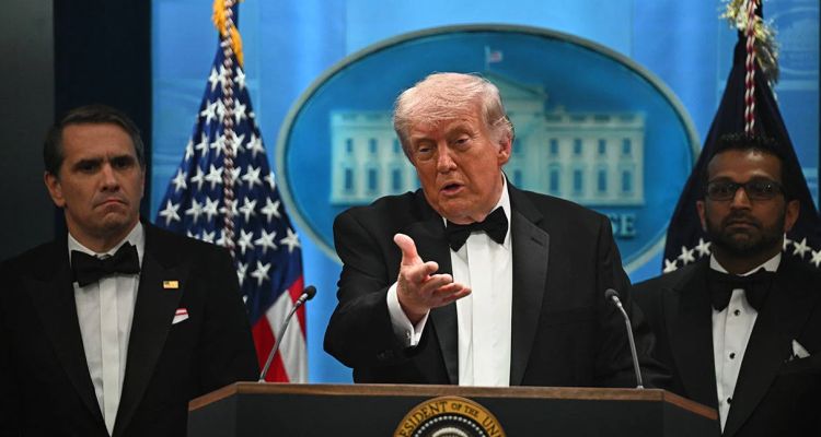 Donald Trump Silahlı Saldırı Nedeni İle Salondan Çıkarıldı