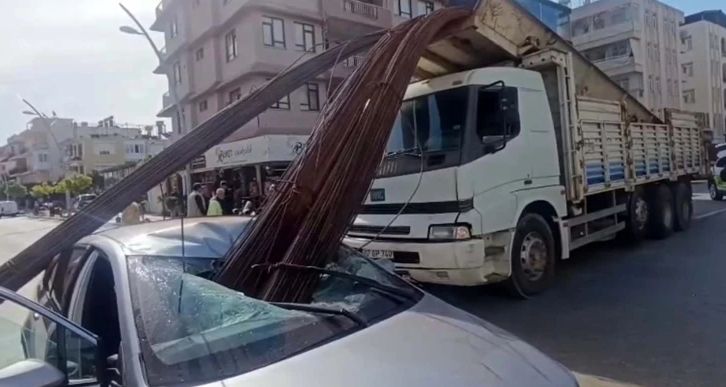 Manavgat'ta Kaza: İnşaat Demirleri Otomobilin Tavanını Deldi