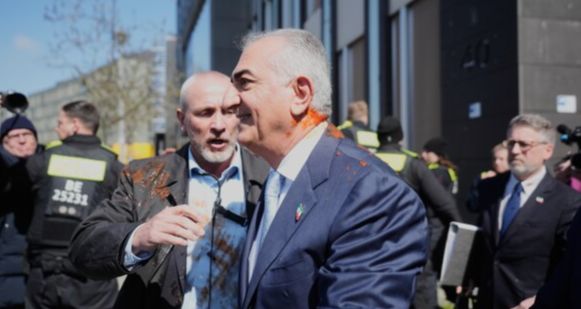 Reza Pahlavi Saldırı İle Karşılaştı: Kırmızı Sıvı Atıldı