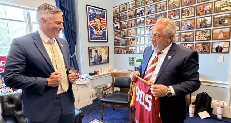 Michael Baumgartner’a İmzalı Galatasaray Forması Hediye Edildi