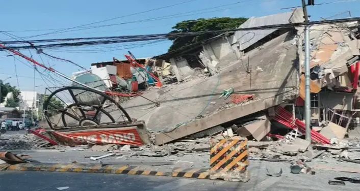 Filipinler'de 7.8 Şiddetinde Deprem Meydana Geldi: Üç Ülkeye Tsunami Uyarısı!