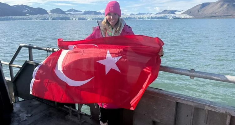 Deniz Kayadelen Tarihe Geçti! Kuzey Kutbu'nda Yüzen İlk Türk!