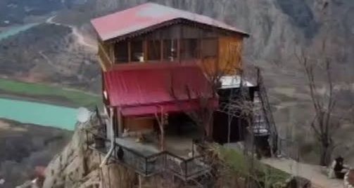 "Düğün Dernek" Filminde de Kullanılan 96 Basamaklı Ev Satışta