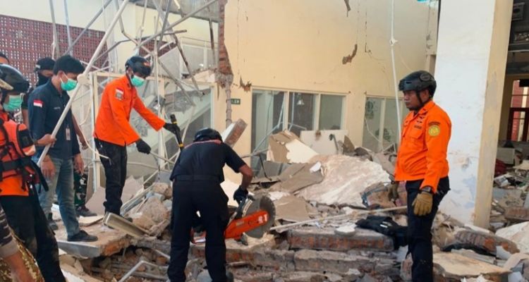 Endonezya'da 7.7 Şiddetinde Deprem: En Az 20 Can Kaybı