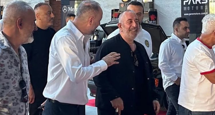 Son Hali Dikkat Çeken Cem Yılmaz'dan 'Baston' Paylaşımı